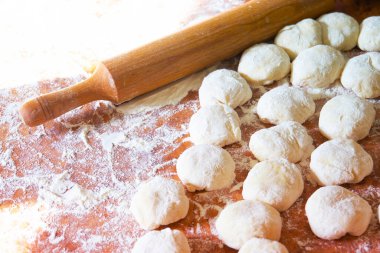 Mutfak masasında üç top taze ev yapımı buğday hamuru. Ev yapımı. Pizza pişirmek için Hamur, makarna ya da ekmek.