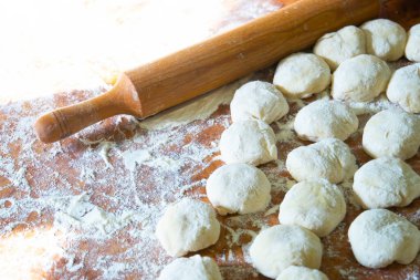 Mutfak masasında üç top taze ev yapımı buğday hamuru. Ev yapımı. Pizza pişirmek için Hamur, makarna ya da ekmek.