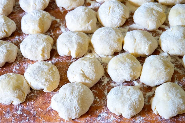 キッチンテーブルの上に新鮮な自家製小麦生地の3つのボール ホームベーキング ピザ料理 パスタ餃子やパンのための生地 — ストック写真