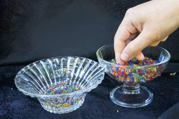 Muchas Pequeñas Bolas Gelatina Vaso Bolas Caramelo Multicolores Bolas Coloridas Imagen de archivo