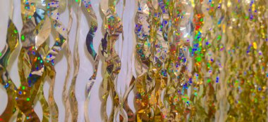 Duvarda altın çelenkler, çelenklerden yapılmış perdeler.