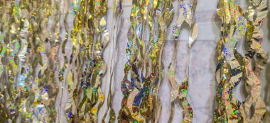 Duvarda altın çelenkler, çelenklerden yapılmış perdeler.