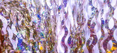 Duvarda altın çelenkler, çelenklerden yapılmış perdeler.