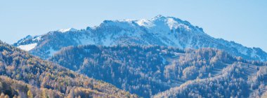 Karla kaplı zirveler, sonbahar panoramik manzarası