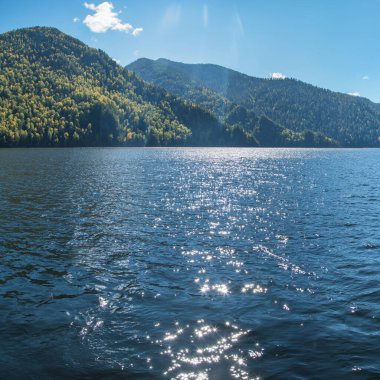Yenisei Nehri 'nin yansıması. Sayano-Shushenski Doğa Biyosfer Rezervi. Sibirya 'da vahşi bir yer, Krasnoyarsk bölgesi..