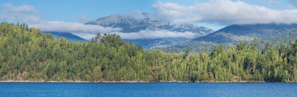 Panoramik manzara, güneşli bir gün. Sayano-Shushensky Sibirya 'daki Yenisei Nehri' ndeki su deposu..