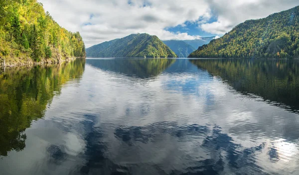 Reflexão Água Das Montanhas Céu Fluxo Calmo Rio Yenisei Sibéria — Fotografia de Stock