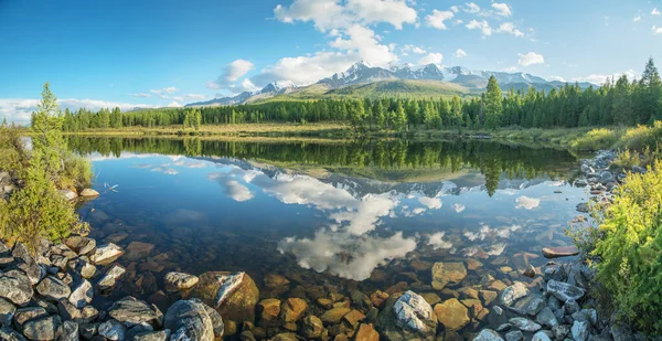 Pittoresk Fjällsjö Sommaren Altai Vacker Spegling Berg Himmel Och Vita — Stockfoto