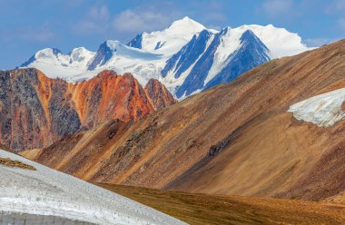 Karla kaplı zirveleri olan dağ manzarası 
