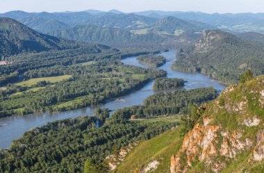 Katun Nehri Vadisi manzarası, Altai. Yazın güneşli bir gün. Seyahat ve tatil dağlarda.