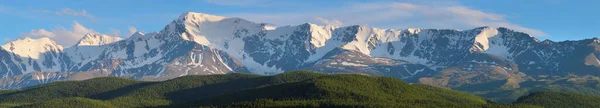 Picos Montanha Cobertos Neve Viajar Nas Montanhas Escalar Vista Panorâmica — Fotografia de Stock