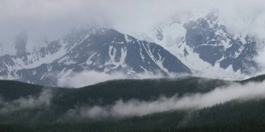 Dağlarda kötü hava, sisli
