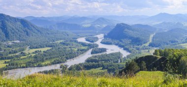 Dağdan vadinin ve nehrin manzarası. Panoramik manzara. Ormanların ve çayırların yaz yeşillikleri.