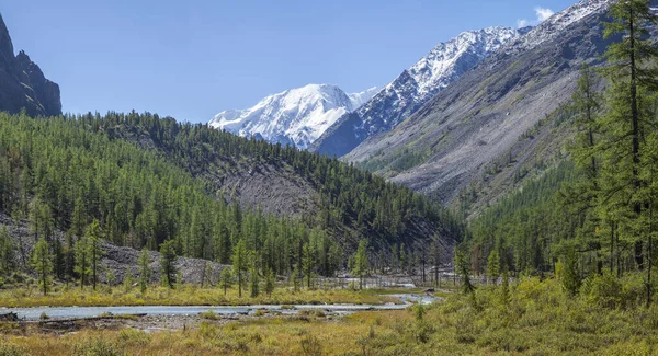 Felsige Hänge Und Schneebedeckte Gipfel Strahlend Sonniger Tag Panoramablick Sommerliches — Stockfoto