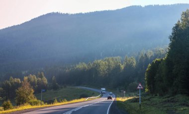 Sabah ışığında dağ yolu, doğal arka plan.
