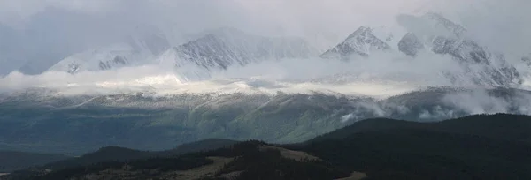 Montagnes Dans Brouillard Lumière Naturelle Vue Panoramique — Photo