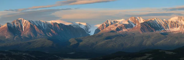 Panoramik Dağ Manzarası Dağlarda Yürüyüş Şafak Vakti Tepede — Stok fotoğraf