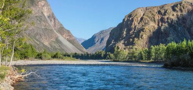 Dağlardaki dağ gölü