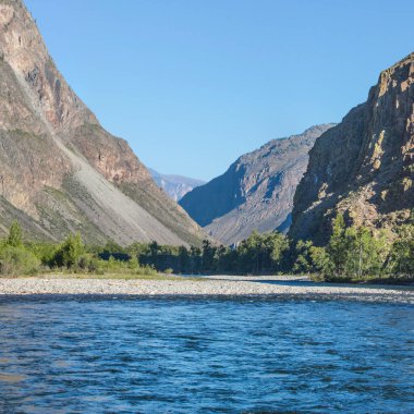 Beton adasının dağlarındaki dağ gölü.