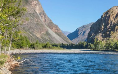 Dağlarla ve nehirle kaplı dağ manzarası