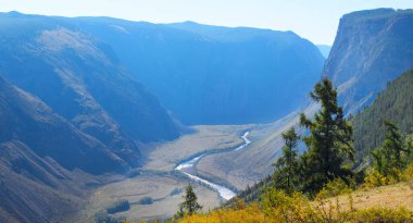 Alpler vadisindeki dağların manzarası
