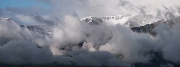 Montagnes Dans Les Nuages Lumière Naturelle Vue Panoramique — Photo