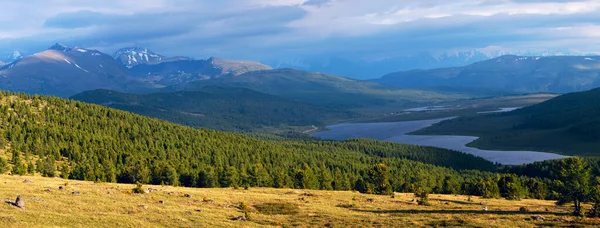 Dolina Górska Jeziorem Zachmurzone Krajobraz Panoramy — Zdjęcie stockowe