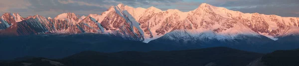 Stort Panorama Berg Toppar Gryningen Ljus — Stockfoto