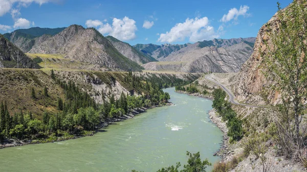 Nehir dağ geçidinde akar, yaz günü.