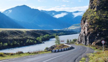 Yol ve nehirle kaplı dağ manzarası