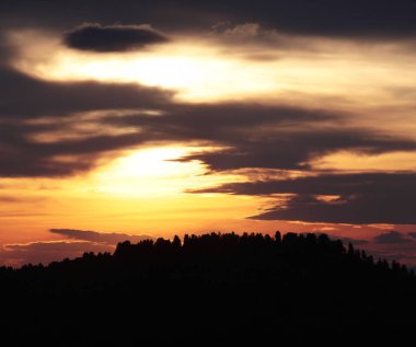 Ormanın üzerinde gün batımı Dağlarda