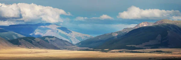 Berglandschaft Mit Wolken Und Blauem Himmel — Stockfoto