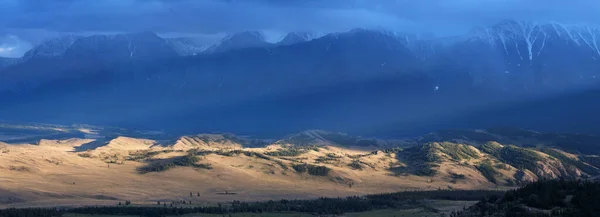 Vista Sulle Montagne Nella Nebbia — Foto Stock