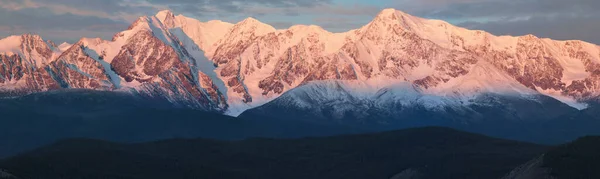 Nagy Panoráma Hegycsúcsok Hajnalban — Stock Fotó