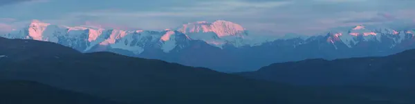 Berglandschaft Mit Wolken Und Blauem Himmel — Stockfoto