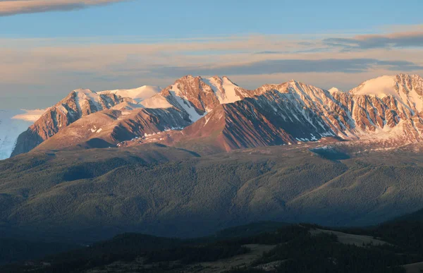 Paesaggio Montano Con Nuvole Cielo Azzurro — Foto Stock