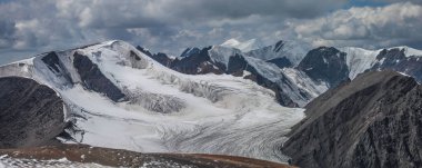 Dağların, tepelerin ve büyük buzulların panoramik manzarası