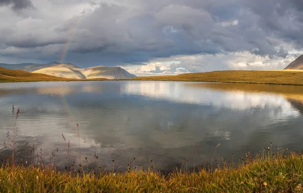 Arco Íris Num Lago Montanha Luz Contrastante Céu Tempestuoso — Fotografia de Stock