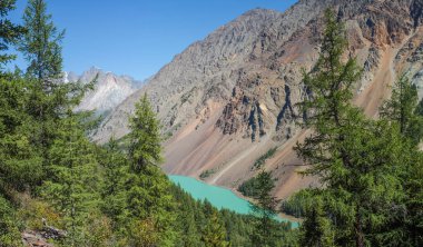 Bir gölü olan vahşi dağ geçidi, dağlarda seyahat ve yürüyüş.