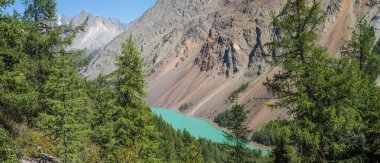 Bir gölü olan vahşi dağ geçidi, dağlarda seyahat ve yürüyüş.