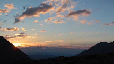 Dağlarda güzel bir gün doğumu, afiş arkaplanı