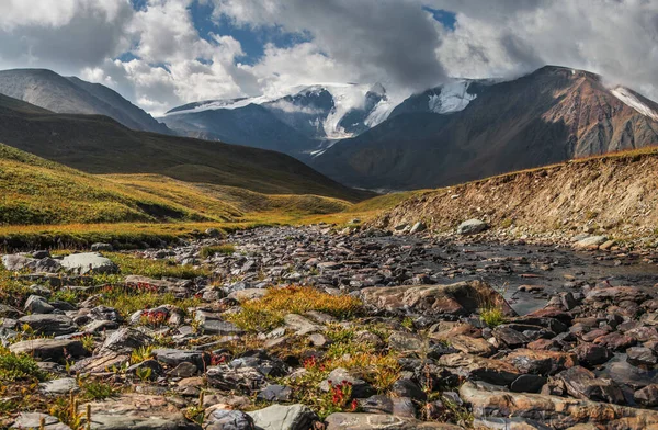 Bir yaz gününde dağ manzarası. Akıntı, bulutlu hava.