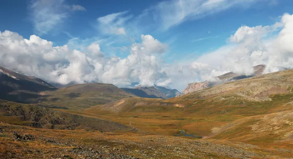 Vallée Montagne Sommets Dans Les Nuages Voyage Été — Photo