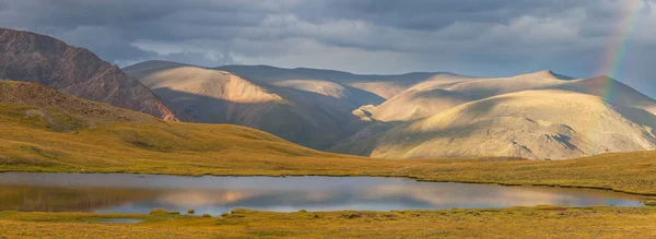 高山湖上的彩虹相反的光 暴风雨的天空 山地冻土带全景 — 图库照片