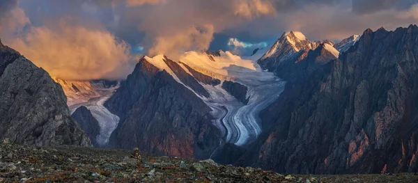 Montagne Culmine Lumière Soleil Levant Relief Rocheux Temps Violent — Photo