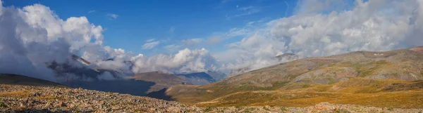 Vallée Montagne Sommets Dans Les Nuages Voyage Été — Photo