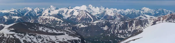 Panoramisch Uitzicht Bergen Sneeuwtoppen Gletsjers — Stockfoto