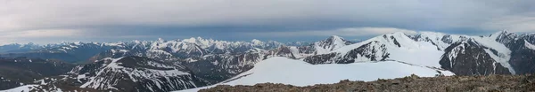 Panoramautsikt Över Bergen Snötäckta Toppar Och Glaciärer — Stockfoto