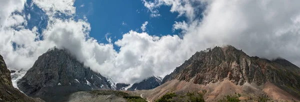 Панорамный Горный Пейзаж Пики Облаках — стоковое фото
