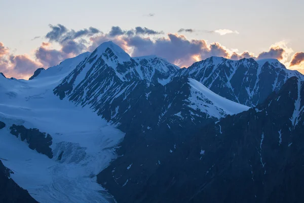 Matin Dans Les Montagnes Sommets Enneigés — Photo